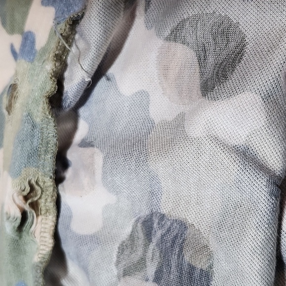 EASEL BOUTIQUE CAMO FACTORY DISTRESSED LONG-SLEEVED TOP - Picture 5 of 14